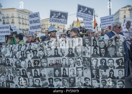 Madrid, Madrid, Spagna. 25 ott 2018. I dimostranti sono visti tenendo un banner pieno di ritratti e cartelloni durante la protesta.dimostrazione contro Francisco Franco ex spagnola dittatura continua e il suo sepolcro per essere collocato nella cattedrale di Almudena nel centro di Madrid Credito: Alberto Sibaja SOPA/images/ZUMA filo/Alamy Live News Foto Stock