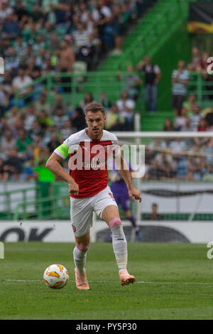 Lisbona, Portogallo. Ottobre 25, 2018. Lisbona, Portogallo. Gli arsenali centrocampista dal Galles Aaron Ramsey (8) in azione durante il gioco della UEFA Europa League, Gruppo E, Sporting CP vs Arsenal FC Credito: Alexandre Sousa/Alamy Live News Foto Stock