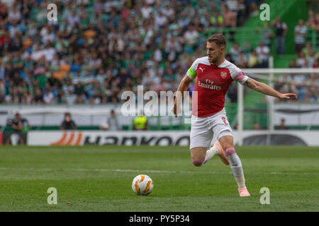 Lisbona, Portogallo. Ottobre 25, 2018. Lisbona, Portogallo. Gli arsenali centrocampista dal Galles Aaron Ramsey (8) in azione durante il gioco della UEFA Europa League, Gruppo E, Sporting CP vs Arsenal FC Credito: Alexandre Sousa/Alamy Live News Foto Stock