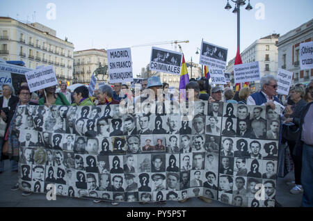 Madrid, Madrid, Spagna. 25 ott 2018. I dimostranti sono visti tenendo un banner pieno di ritratti e cartelloni durante la protesta.centinaia di cittadini hanno protestato a Madrid contro la proposta di delocalizzare i resti del dittatore Franco alla Cattedrale de La Almudena. I dimostranti hanno marciato dalla piazza principale Sol alla cattedrale che rivendicano 'Madrid senza franco, né Franquism'' e invece di chiedere aiuto per quelle famiglie che stanno ancora cercando i corpi delle vittime della dittatura. Credito: Lora Grigorova SOPA/images/ZUMA filo/Alamy Live News Foto Stock