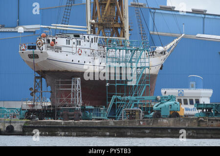 Wolgast, Germania. 25 ott 2018. La formazione di vela della nave 'Greif' si trova presso il cantiere navale Peene a. Il cantiere soggiorno utilizzati per la classificazione e la certificazione dal Germanischer Lloyd. La nave costruita nel cantiere navale Warnow a Rostock-Warnemünde, è stato messo in servizio nel 1951 come la RDT vela nave di formazione " Wilhelm Pieck ". Dopo una conversione in 1991, la formazione di vela Spedisci ora opera sotto il nome di 'Greif'. Il proprietario è la città anseatica di Greifswald. Credito: Stefan Sauer/dpa-Zentralbild/dpa/Alamy Live News Foto Stock