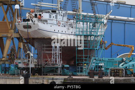 Wolgast, Germania. 25 ott 2018. La formazione di vela della nave 'Greif' si trova presso il cantiere navale Peene a. Il cantiere soggiorno utilizzati per la classificazione e la certificazione dal Germanischer Lloyd. La nave costruita nel cantiere navale Warnow a Rostock-Warnemünde, è stato messo in servizio nel 1951 come la RDT vela nave di formazione " Wilhelm Pieck ". Dopo una conversione in 1991, la formazione di vela Spedisci ora opera sotto il nome di 'Greif'. Il proprietario è la città anseatica di Greifswald. Credito: Stefan Sauer/dpa-Zentralbild/dpa/Alamy Live News Foto Stock