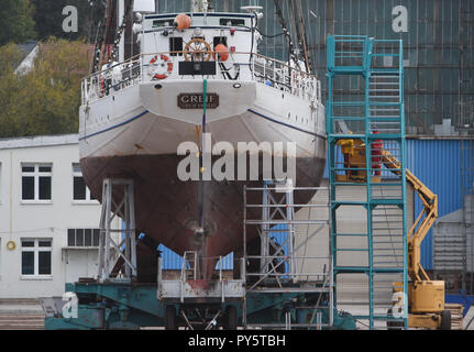 Wolgast, Germania. 25 ott 2018. La formazione di vela della nave 'Greif' si trova presso il cantiere navale Peene a. Il cantiere soggiorno utilizzati per la classificazione e la certificazione dal Germanischer Lloyd. La nave costruita nel cantiere navale Warnow a Rostock-Warnemünde, è stato messo in servizio nel 1951 come la RDT vela nave di formazione " Wilhelm Pieck ". Dopo una conversione in 1991, la formazione di vela Spedisci ora opera sotto il nome di 'Greif'. Il proprietario è la città anseatica di Greifswald. Credito: Stefan Sauer/dpa-Zentralbild/dpa/Alamy Live News Foto Stock