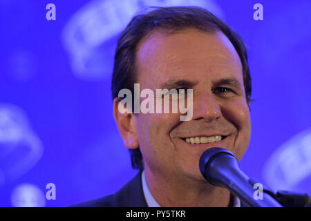 RJ - Rio de Janeiro - 10/25/2018 - Eleicoes 2018 - Dibattito candidati di governo di Rio de Janeiro - Eduardo Paes candidato per il Governo di Rio de Janeiro da DEM, pone per le foto dopo il dibattito promosso da Rede Globo, negli studi della stazione radio in Rio di gennaio. Foto: Thiago Ribeiro / AGIF Foto Stock