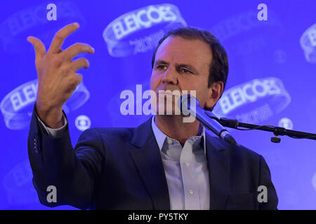 RJ - Rio de Janeiro - 10/25/2018 - Eleicoes 2018 - Dibattito candidati di governo di Rio de Janeiro - Eduardo Paes candidato per il Governo di Rio de Janeiro da DEM, pone per le foto dopo il dibattito promosso da Rede Globo, negli studi della stazione radio in Rio di gennaio. Foto: Thiago Ribeiro / AGIF Foto Stock