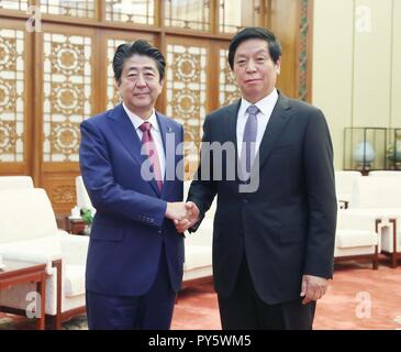 (181026) -- Pechino, 26 ottobre, 2018 (Xinhua) -- Li Zhanshu (R), presidente del comitato permanente del Congresso nazionale del popolo (ANP), incontra il primo ministro giapponese Shinzo Abe presso la Grande Sala del Popolo di Pechino, capitale della Cina, 26 ottobre, 2018. (Xinhua/Liu Weibing) (hxy) Foto Stock