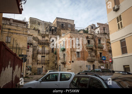 Tarent, Italia. 03 ott 2018. Vecchia appartamenti nella città vecchia nel sud dell'Italia. L'agenzia di rating Standard & Poor's pubblica la sua classificazione per l'Italia il 26 ottobre 2018. Credito: Fernando Gutierrez-Juarez/dpa-Zentralbild/dpa/Alamy Live News Foto Stock