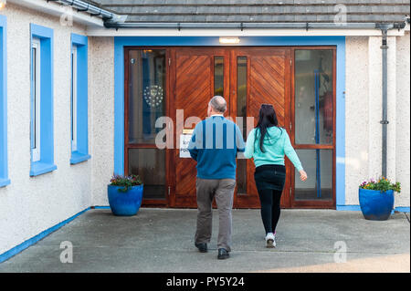 Schull, West Cork, Irlanda. 26 ott 2018. Due persone la testa in Schull stazione di polling a Scoil Mhuire Scuola Nazionale di votare alle elezioni presidenziali e la legge sulla blasfemia referendum. Affluenza alle urne nelle zone rurali è molto basso finora questa mattina. Credito: Andy Gibson/Alamy Live News. Foto Stock