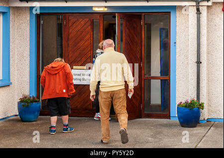 Schull, West Cork, Irlanda. 26 ott 2018. Tre persone con testa in Schull stazione di polling a Scoil Mhuire Scuola Nazionale di votare alle elezioni presidenziali e la legge sulla blasfemia referendum. Affluenza alle urne nelle zone rurali è molto basso finora questa mattina. Credito: Andy Gibson/Alamy Live News. Foto Stock