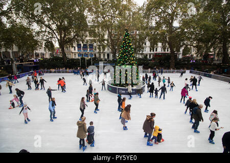Londra REGNO UNITO. Il 26 ottobre 2018. I pattinatori prendere per il ghiaccio presso il Museo di Storia naturale pista di pattinaggio su ghiaccio che si apre al pubblico credito: amer ghazzal/Alamy Live News Foto Stock
