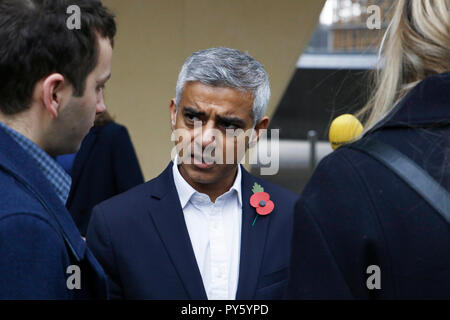 Bruxelles, Belgio. Ottobre 26th, 2018. Il sindaco di Londra Sadiq Khan parla ai giornalisti dopo un incontro con l Unione Europea il capo negoziatore Brexit Michel Barnier. Alexandros Michailidis/Alamy Live News Foto Stock