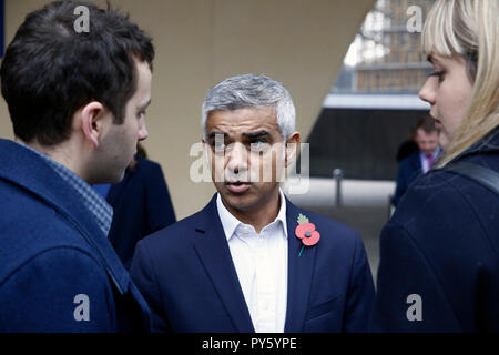 Bruxelles, Belgio. Ottobre 26th, 2018. Il sindaco di Londra Sadiq Khan parla ai giornalisti dopo un incontro con l Unione Europea il capo negoziatore Brexit Michel Barnier. Alexandros Michailidis/Alamy Live News Foto Stock