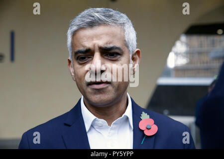 Bruxelles, Belgio. Ottobre 26th, 2018. Il sindaco di Londra Sadiq Khan parla ai giornalisti dopo un incontro con l Unione Europea il capo negoziatore Brexit Michel Barnier. Alexandros Michailidis/Alamy Live News Foto Stock