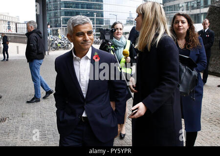 Bruxelles, Belgio. Ottobre 26th, 2018. Il sindaco di Londra Sadiq Khan parla ai giornalisti dopo un incontro con l Unione Europea il capo negoziatore Brexit Michel Barnier. Alexandros Michailidis/Alamy Live News Foto Stock