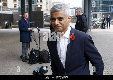 Bruxelles, Belgio. Ottobre 26th, 2018. Il sindaco di Londra Sadiq Khan parla ai giornalisti dopo un incontro con l Unione Europea il capo negoziatore Brexit Michel Barnier. Alexandros Michailidis/Alamy Live News Foto Stock
