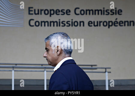 Bruxelles, Belgio. Ottobre 26th, 2018. Il sindaco di Londra Sadiq Khan parla ai giornalisti dopo un incontro con l Unione Europea il capo negoziatore Brexit Michel Barnier. Alexandros Michailidis/Alamy Live News Foto Stock