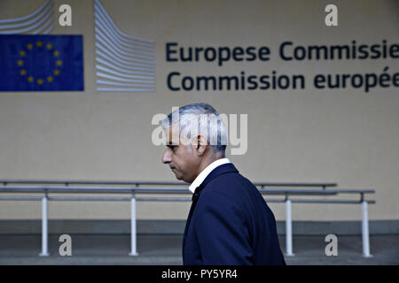 Bruxelles, Belgio. Ottobre 26th, 2018. Il sindaco di Londra Sadiq Khan parla ai giornalisti dopo un incontro con l Unione Europea il capo negoziatore Brexit Michel Barnier. Alexandros Michailidis/Alamy Live News Foto Stock