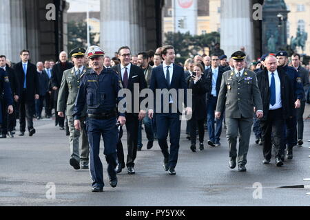 Vienna, Austria. 26 ottobre 2018. Spettacolo delle forze Armate austriache durante la festa nazionale a Vienna in Piazza degli Eroi. La foto mostra il Vice Cancelliere Heinz Christian Strache (L) e il Cancelliere Sebastian Kurz (R). Credit: Franz PERC/Alamy Live News Foto Stock