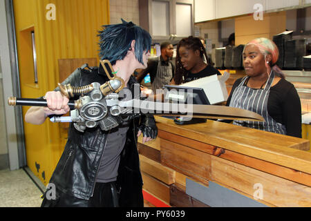 Londra, Regno Unito. Il 26 ottobre 2018. I partecipanti vestiti fino al primo giorno di MCM London Comic Con a Excel, London, Regno Unito - 26 Ott 2018 Credit: Paul Brown/Alamy Live News Foto Stock