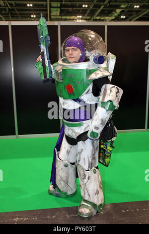 Londra, Regno Unito. Il 26 ottobre 2018. I partecipanti vestiti fino al primo giorno di MCM London Comic Con a Excel, London, Regno Unito - 26 Ott 2018 Credit: Paul Brown/Alamy Live News Foto Stock