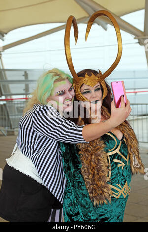 Londra, Regno Unito. Il 26 ottobre 2018. I partecipanti vestiti fino al primo giorno di MCM London Comic Con a Excel, London, Regno Unito - 26 Ott 2018 Credit: Paul Brown/Alamy Live News Foto Stock