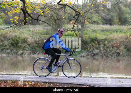 Ciclisti in aprile lungofiume Preston, Lancashire. Avenham Park, che è delimitato dal lento fiume Ribble. National Cycle Network Route 6 e 62 con viali alberati che attraversano il parco e ci sono chilometri di sentieri ben asfaltati e sentieri lungo le rive del fiume. Foto Stock