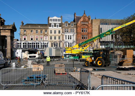 Edinburgh, Regno Unito. 26 ottobre, 2018. Il tumulo chiuso dietro barriere con operai e macchinari pesanti facendo i preparativi per le feste di Natale. Credito: Craig Brown/Alamy Live News. Foto Stock