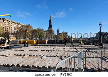 Edinburgh, Regno Unito. 26 ottobre, 2018. Il tumulo chiuso dietro barriere con operai e macchinari pesanti facendo i preparativi per le feste di Natale. Credito: Craig Brown/Alamy Live News. Foto Stock