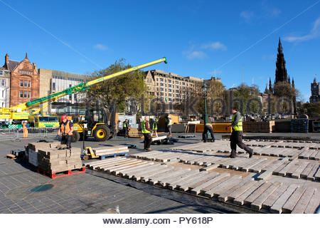 Edinburgh, Regno Unito. 26 ottobre, 2018. Il tumulo chiuso dietro barriere con operai e macchinari pesanti facendo i preparativi per le feste di Natale. Credito: Craig Brown/Alamy Live News. Foto Stock