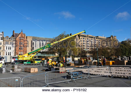 Edinburgh, Regno Unito. 26 ottobre, 2018. Il tumulo chiuso dietro barriere con operai e macchinari pesanti facendo i preparativi per le feste di Natale. Credito: Craig Brown/Alamy Live News. Foto Stock