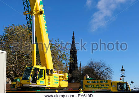 Edinburgh, Regno Unito. 26 ottobre, 2018. Il tumulo chiuso dietro barriere con operai e macchinari pesanti facendo i preparativi per le feste di Natale. Credito: Craig Brown/Alamy Live News. Foto Stock