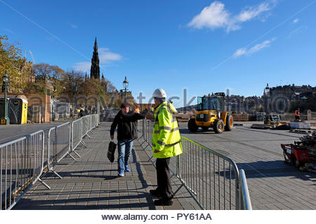 Edinburgh, Regno Unito. 26 ottobre, 2018. Il tumulo chiuso dietro barriere con operai e macchinari pesanti facendo i preparativi per le feste di Natale. Credito: Craig Brown/Alamy Live News. Foto Stock