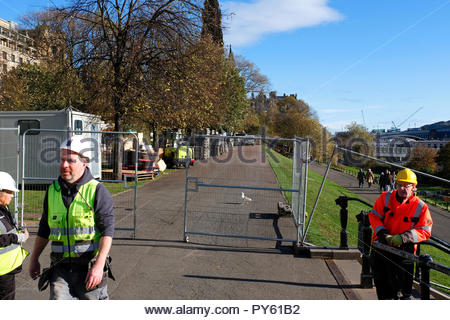 Edinburgh, Regno Unito. 26 ottobre, 2018. Il tumulo chiuso dietro barriere con operai e macchinari pesanti facendo i preparativi per le feste di Natale. Credito: Craig Brown/Alamy Live News. Foto Stock