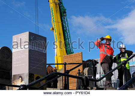 Edinburgh, Regno Unito. 26 ottobre, 2018. Il tumulo chiuso dietro barriere con operai e macchinari pesanti facendo i preparativi per le feste di Natale. Credito: Craig Brown/Alamy Live News. Foto Stock