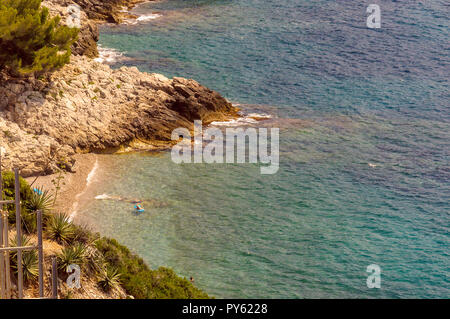 Spiaggia di nascosto nella baia di Saint Laurent tra il tappo Mala e Cap Esterel Foto Stock