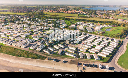 Una vista dall'alto in basso di un caravan park in Inghilterra la mattina presto Foto Stock