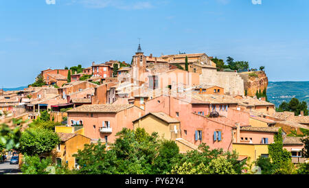 Vista di Roussillon, una città famosa della Vaucluse - Provence, Francia Foto Stock