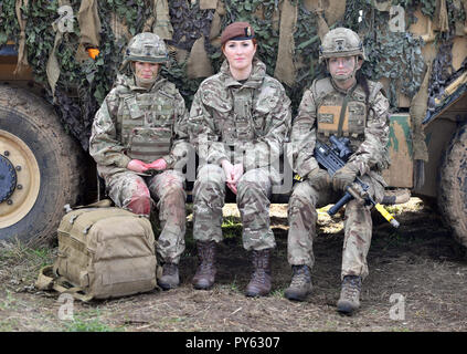 (Da sinistra a destra) Royal Army Medical Cops medic Caporale Vicky Helsby, 29, da Runcorn, Royal Wessex Yeomanry serbatoio Gunner reservist Caporale Cat Dixon, 28, da Swindon e Royal Army Veterinary Corps cane privato gestore Beth Johnson, 19, da Bridgwater, durante una terra di dimostrazione di combattimento dotate di donne in posti di comando a Copehill villaggio giù sulla Piana di Salisbury, Wiltshire. Il Segretario della Difesa Gavin Williamson ha annunciato che tutti i ruoli in campo militare sono ora aperte per le donne. Foto Stock