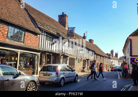 Il traffico e i pedoni nel pittoresco villaggio di Alfriston East Sussex Regno Unito Regno Unito - Fotografia scattata da Simon Dack Foto Stock