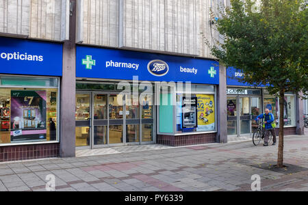 Worthing West Sussex viste & shopping al dettaglio - stivali ottico e farmacia e prodotti di bellezza tipico High Street shop Foto Stock