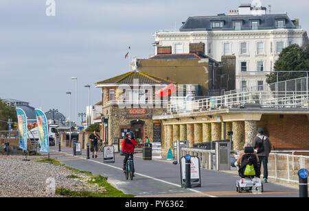 Worthing West Sussex - Vista sul lungomare dell'artista trimestre Foto Stock