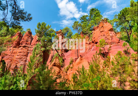 Colline color ocra in Roussillon in Provenza, Francia Foto Stock