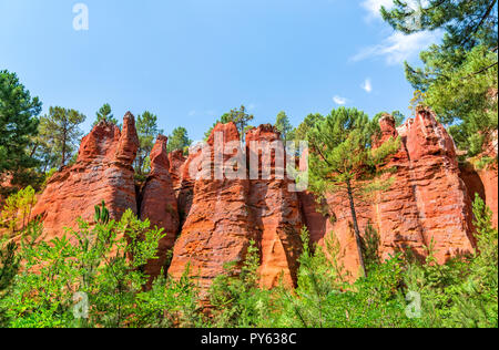 Colline color ocra in Roussillon in Provenza, Francia Foto Stock