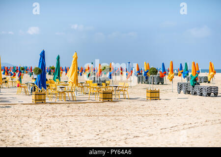 Famosa spiaggia con ombrelloni colorati nella città di Deauville in Francia Foto Stock