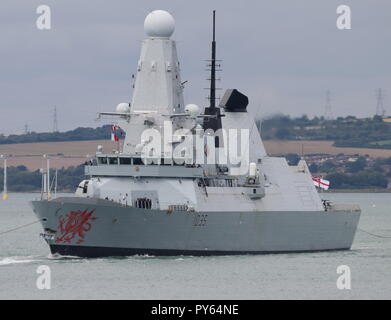 La Royal Navy tipo 45 cacciatorpediniere HMS Dragon vele dal suo homeport di Portsmouth, Regno Unito il 27 agosto 2018 Foto Stock