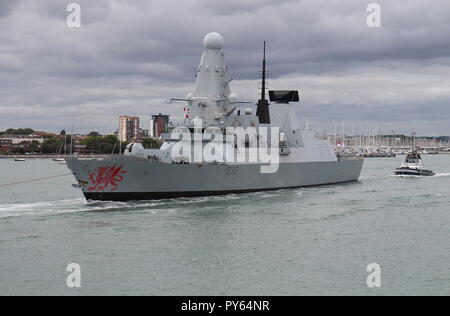 La Royal Navy tipo 45 cacciatorpediniere HMS Dragon vele dal suo homeport di Portsmouth, Regno Unito il 27 agosto 2018 Foto Stock