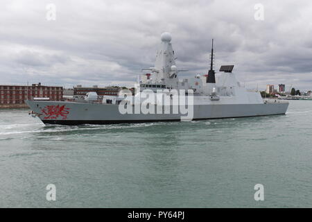 La Royal Navy tipo 45 cacciatorpediniere HMS Dragon vele dal suo homeport di Portsmouth, Regno Unito il 27 agosto 2018 Foto Stock