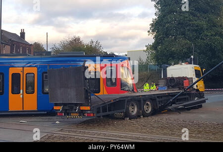 Servizi di emergenza presso la scena in Staniforth Road Sheffield dove un tram entra in collisione con un camion sul Supertram di Sheffield sistema. Foto Stock