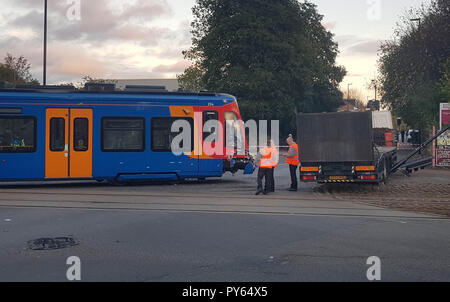 Servizi di emergenza presso la scena in Staniforth Road Sheffield dove un tram entra in collisione con un camion sul Supertram di Sheffield sistema. Foto Stock