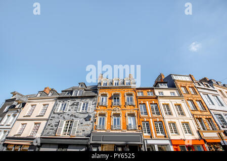 Belle facciate di antichi edifici nella piazza centrale di Honfleur, famosa cittadina francese in Normandia Foto Stock